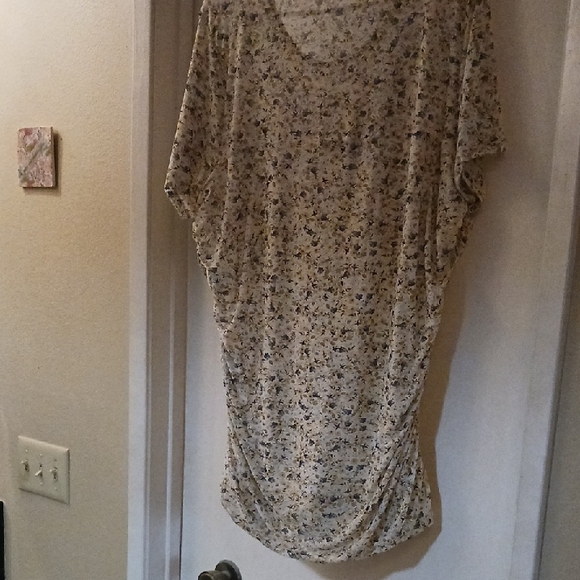 Torrid Beige Floral Ruched Top - Picture 4 of 5